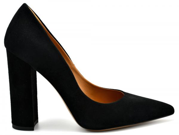 Suede heels in black leather